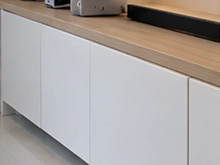 Gabinetes blancos con cubierta de madera clara